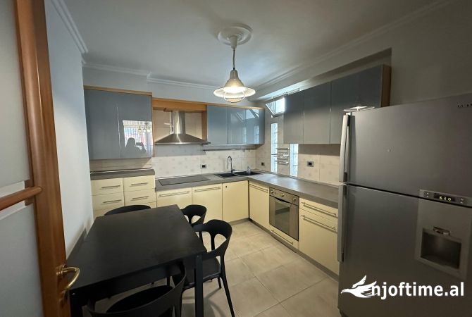 Shtepi ne shitje Apartament ne Tirane, 3+1, Mobilimi E mobiluar, Pagesa 330,000  Euro.