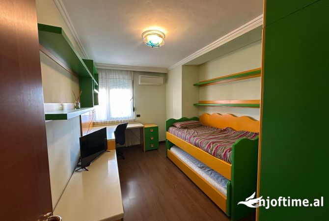 Shtepi ne shitje Apartament ne Tirane, 3+1, Mobilimi E mobiluar, Pagesa 330,000  Euro.