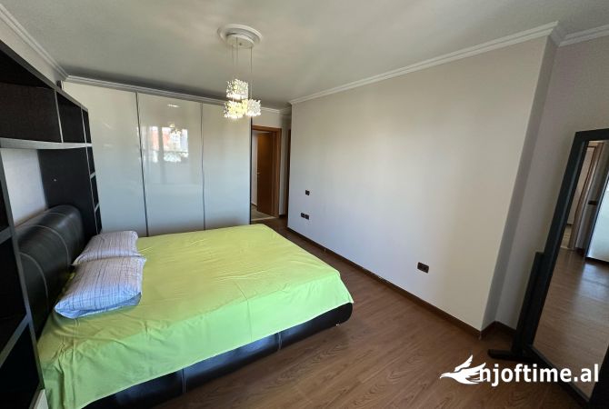 Shtepi ne shitje Apartament ne Tirane, 3+1, Mobilimi E mobiluar, Pagesa 330,000  Euro.