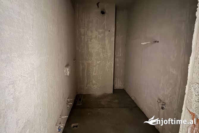 Shtepi ne shitje Apartament ne Tirane, 2+1, Mobilimi Bosh, pa mobiluar, Pagesa 188,000  Euro.
