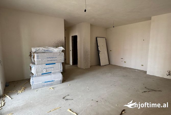 Shtepi ne shitje Apartament ne Tirane, 2+1, Mobilimi Bosh, pa mobiluar, Pagesa 192,500  Euro.