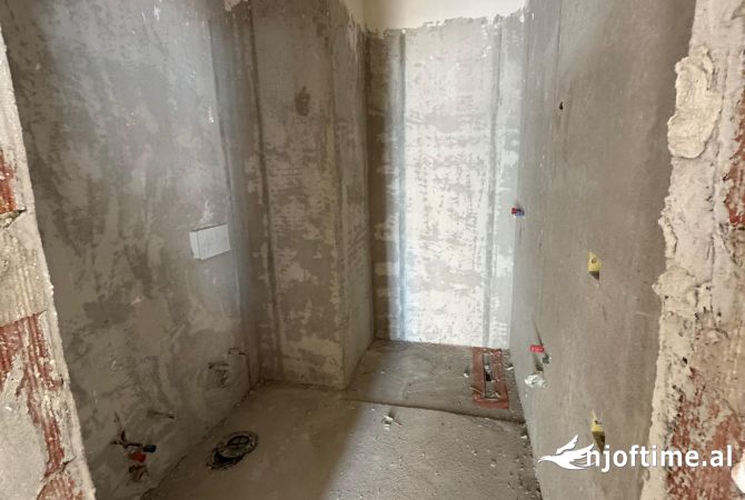 Shtepi ne shitje Apartament ne Tirane, 2+1, Mobilimi Bosh, pa mobiluar, Pagesa 192,500  Euro.