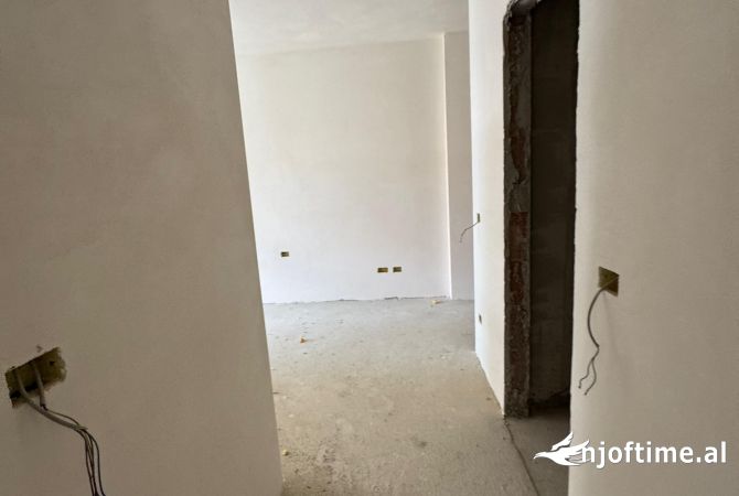 Shtepi ne shitje Apartament ne Tirane, 2+1, Mobilimi Bosh, pa mobiluar, Pagesa 192,500  Euro.