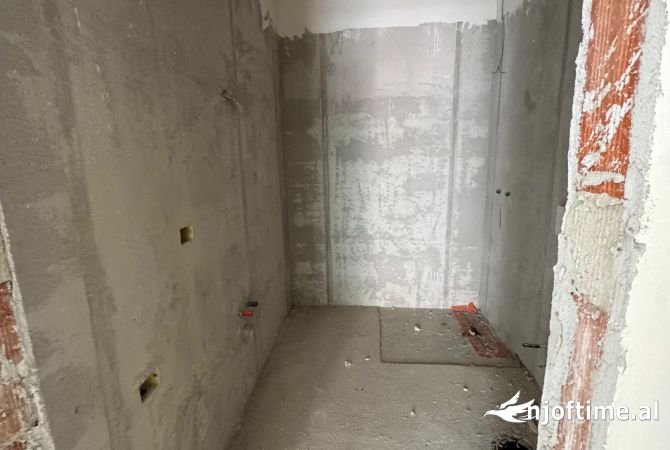 Shtepi ne shitje Apartament ne Tirane, 2+1, Mobilimi Bosh, pa mobiluar, Pagesa 192,500  Euro.