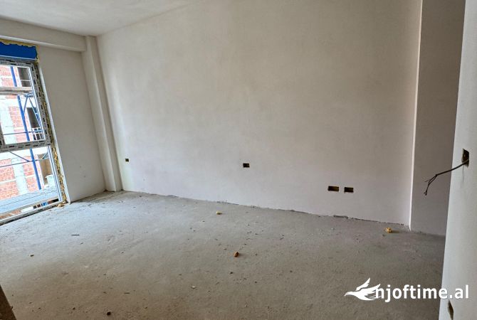 Shtepi ne shitje Apartament ne Tirane, 2+1, Mobilimi Bosh, pa mobiluar, Pagesa 192,500  Euro.