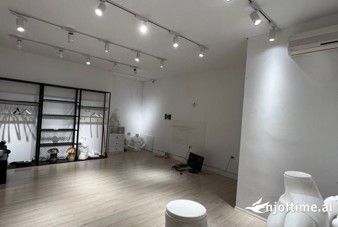 Qera Ambjent biznesi  Kati 0,jo ne rruge kryesore  Siperfaqe 47 m2  Cmimi 600Euro  Myslym shyr 