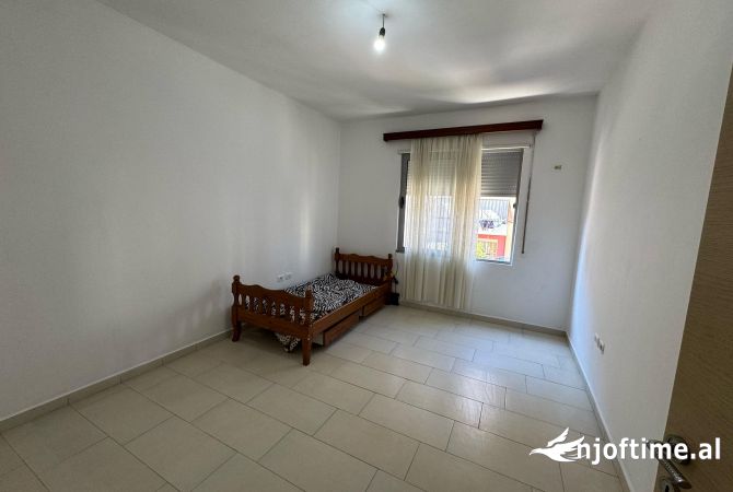 Shtepi me qera Apartament ne Tirane, 2+1, Mobilimi Pjeserisht e mobiluar, Pagesa 400  Euro.