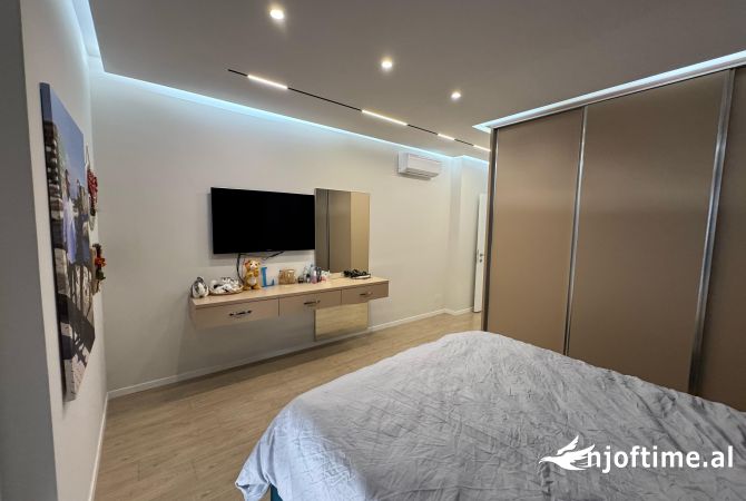 Shtepi ne shitje Apartament ne Tirane, 2+1, Mobilimi E mobiluar, Pagesa 240,000  Euro.