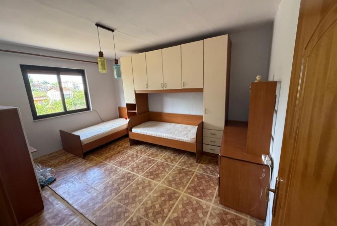 Shtepi ne shitje Apartament ne Tirane, 2+1, Mobilimi E mobiluar, Pagesa 115,000  Euro.