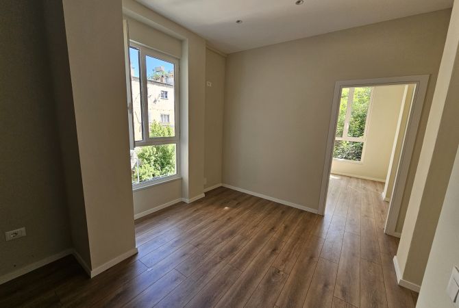 Shtepi ne shitje Apartament ne Tirane, 1+1, Mobilimi Bosh, pa mobiluar, Pagesa 124,000  Euro.