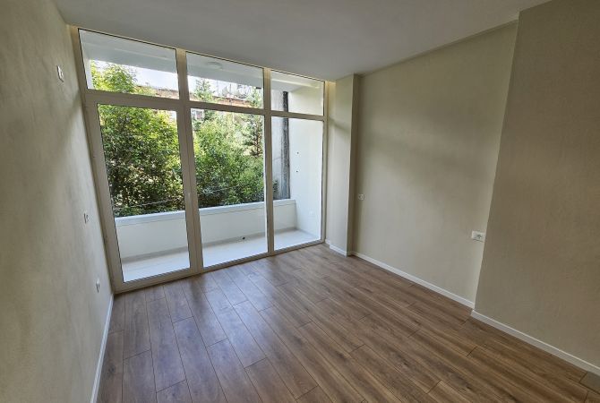 Shtepi ne shitje Apartament ne Tirane, Garsoniere, Mobilimi Bosh, pa mobiluar, Pagesa 119,000  Euro.