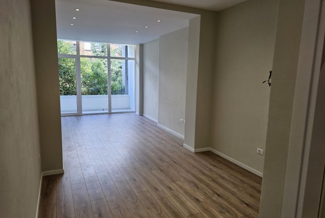 Shtepi ne shitje Apartament ne Tirane, Garsoniere, Mobilimi Bosh, pa mobiluar, Pagesa 119,000  Euro.