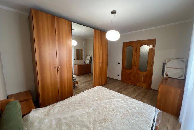 Shtepi me qera Apartament ne Tirane, 3+1, Mobilimi E mobiluar, Pagesa 650  Euro.