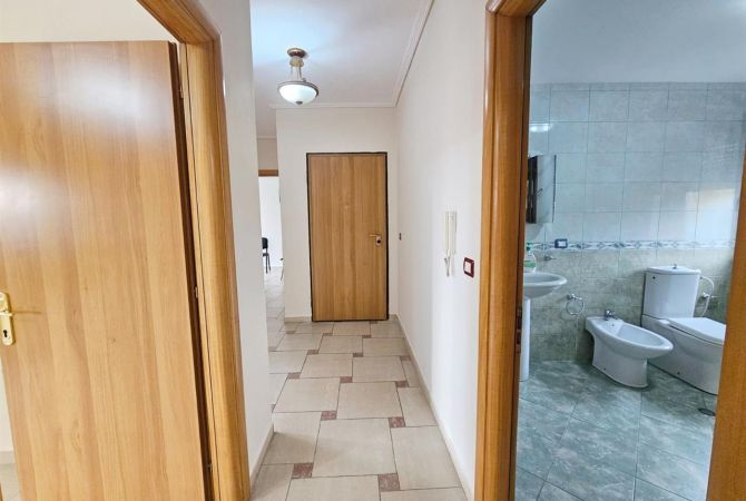 Ambient biznesi me qera 3+1 ne Tirane - 1,000 Euro