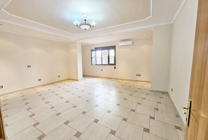 Ne qender te Tiranes jepet me qera apartament 3+1 + 2 ballkone, 1000 euro 