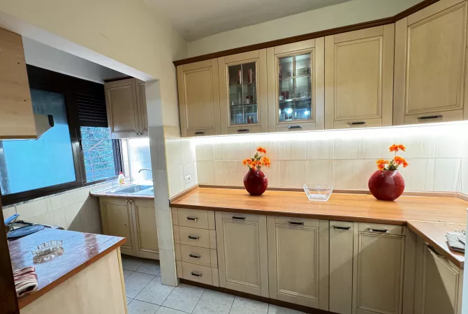 Shtepi ne shitje Apartament ne Tirane, 2+1, Mobilimi E mobiluar, Pagesa 175,000  Euro.