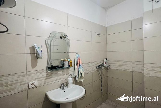 Shtepi ne shitje Apartament ne Tirane, 2+1, Mobilimi E mobiluar, Pagesa 120,000  Euro.