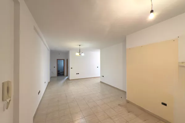 Shtepi ne shitje Apartament ne Tirane, 3+1, Mobilimi Bosh, pa mobiluar, Pagesa 175,000  Euro.