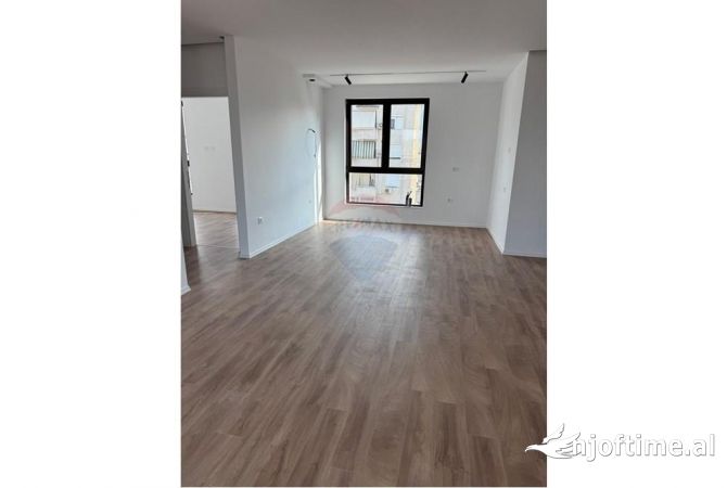 Ambient biznesi me qera 3+1 ne Tirane - 1,200 Euro