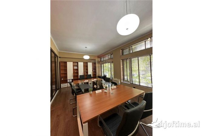Ambient biznesi me qera 3+1 ne Tirane - 1,250 Euro