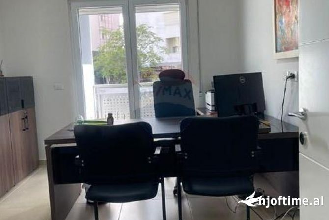Ambient biznesi me qera 3+1 ne Tirane - 1,750 Euro