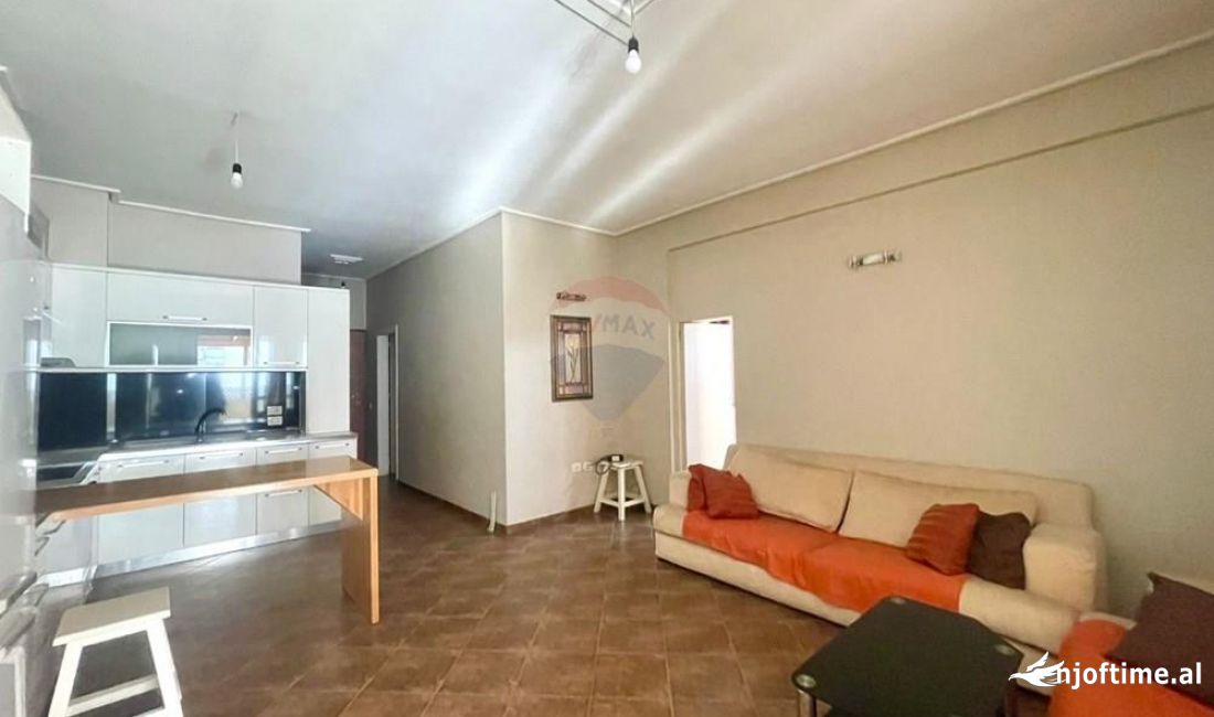 Shtepi me qera Apartament ne Tirane, 2+1, Mobilimi E mobiluar, Pagesa 300  Euro.