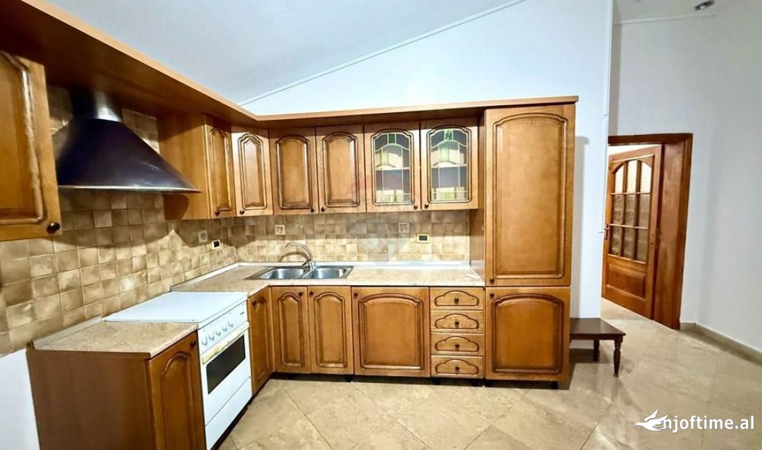 Shtepi me qera Apartament ne Tirane, 2+1, Mobilimi E mobiluar, Pagesa 580  Euro.