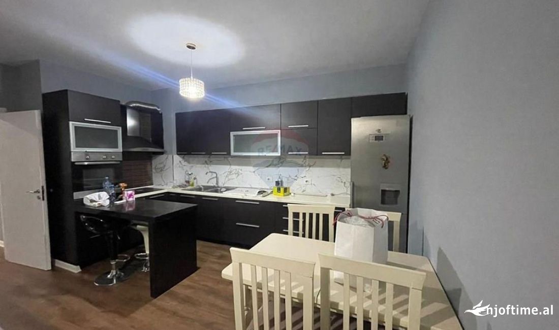 Shtepi ne shitje Apartament ne Tirane, 2+1, Mobilimi E mobiluar, Pagesa 149,900  Euro.