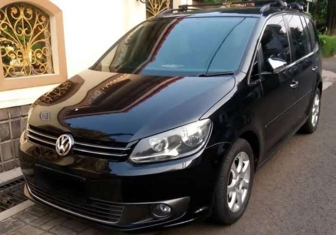 Jepet me qera Volkswagen Touran 7 vendeshe duke filluar nga 40 euro dita