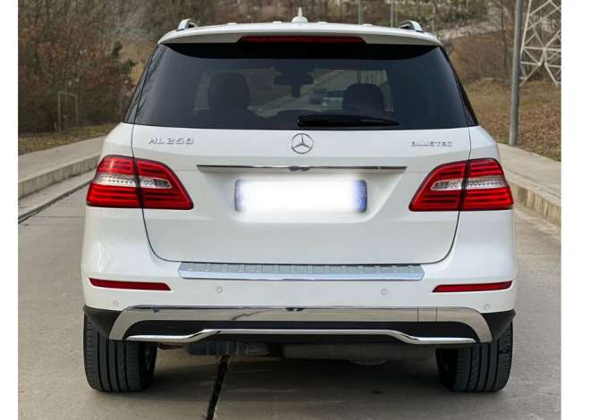 Jepet me qera Makina Mercedes Benz ML 2013 duke filluar nga 90 euro dita