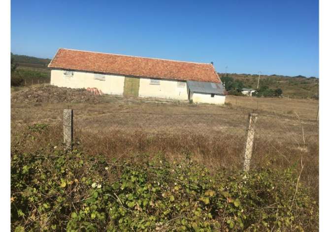 Shitet stalle 290 m2 ne Liqenin e Boces, Durres se bashku me truallin dhe token prej 7 dynym 