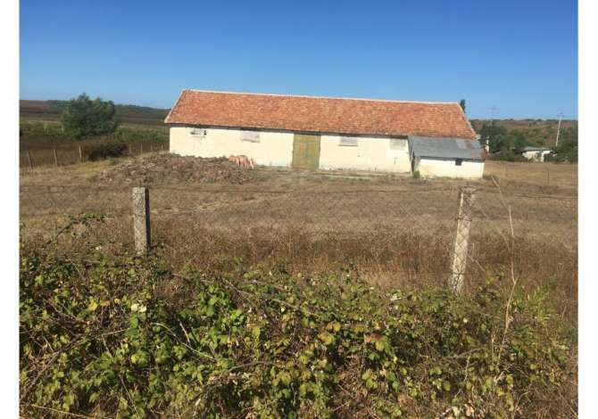 Shitet stalle 290 m2 ne Liqenin e Boces, Durres se bashku me truallin dhe token prej 7 dynym 