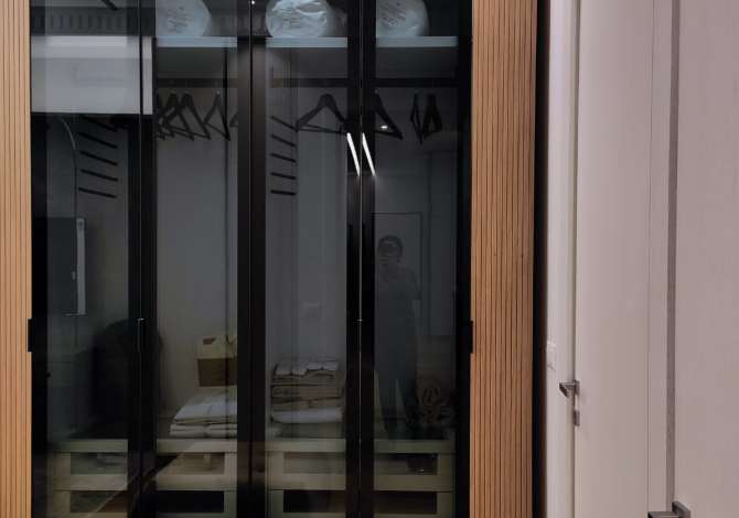 Mobileri per arredimin e apartamenteve, vilave, bareve etj. ofron dhoma gjumi, minibare, divane, kuzhina etj.