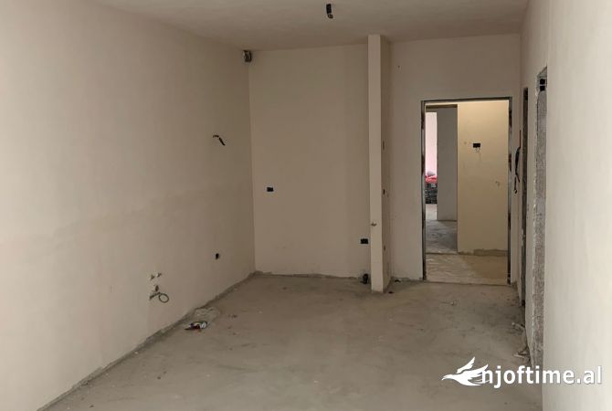 Shtepi ne shitje Apartament ne Tirane, 1+1, Mobilimi Bosh, pa mobiluar, Pagesa 105,000  Euro.