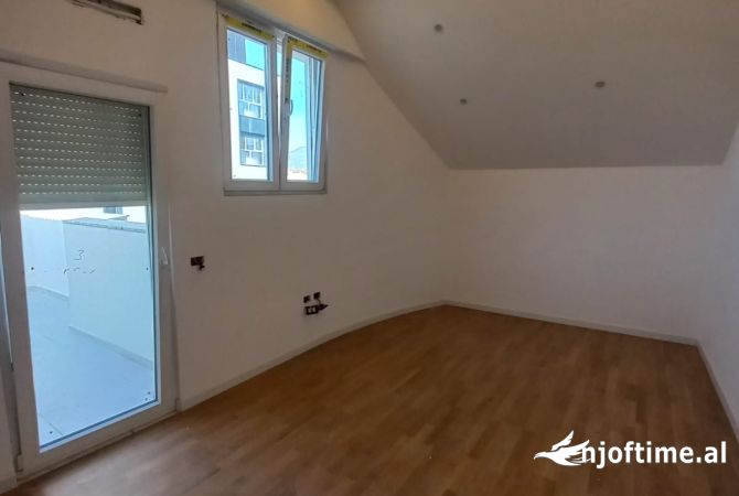 Shtepi ne shitje Papafingo(kati i catise) ne Tirane, 3+1, Mobilimi Bosh, pa mobiluar, Pagesa 320,000  Euro.