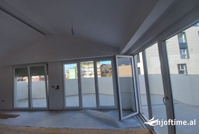 Shtepi ne shitje Papafingo(kati i catise) ne Tirane, 3+1, Mobilimi Bosh, pa mobiluar, Pagesa 320,000  Euro.