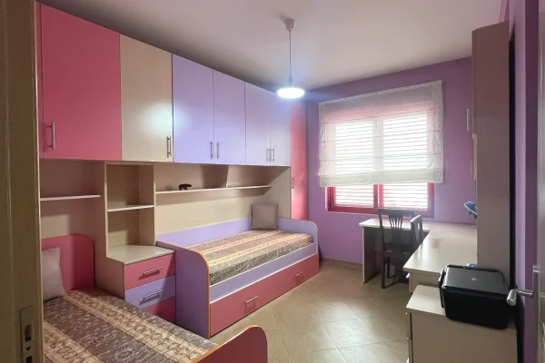 Shtepi me qera Apartament ne Tirane, 3+1, Mobilimi E mobiluar, Pagesa 800  Euro.