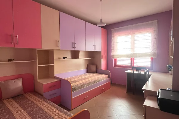 Shtepi me qera Apartament ne Tirane, 3+1, Mobilimi E mobiluar, Pagesa 800  Euro.