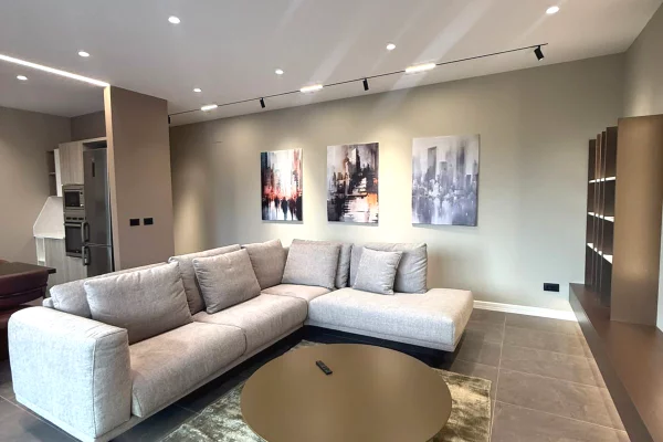Shtepi me qera 2+1 ne Tirane - 2,500 Euro