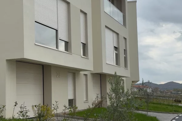 Shtepi me qera 4+1 ne Tirane - 1,200 Euro