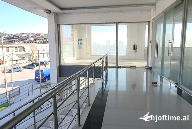 Ambiente Commerciale in Vendita 1+1 a Lushnja - 9,999 Euro