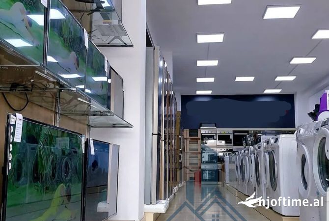 Ambiente Commerciale in Vendita 1+1 a Lushnja - 9,999 Euro