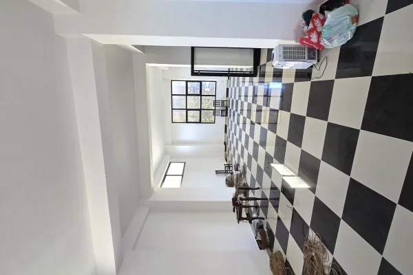 SHITET DYOAN - NJESI KOMERCIALE KATI O, PRANE QENDRES SANITARE. LUSHNJE