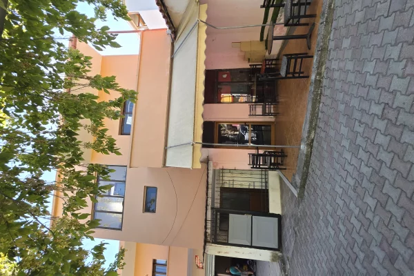 SHITET SHTEPI PRIVATE & DYQANE NE RRUGE KRYESORE LUSHNJE