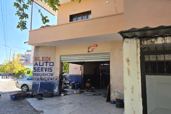 SHITET SHTEPI PRIVATE & DYQANE NE RRUGE KRYESORE LUSHNJE