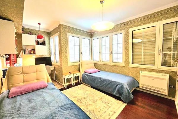 Shtepi ne shitje Penthose(kati i fundit panoramik) ne Tirane, 2+1, Mobilimi E mobiluar, Pagesa 335,000  Euro.