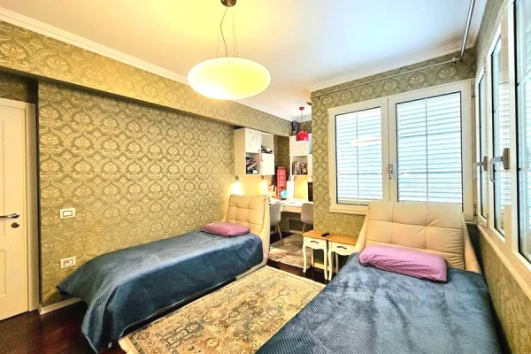 Shtepi ne shitje Penthose(kati i fundit panoramik) ne Tirane, 2+1, Mobilimi E mobiluar, Pagesa 335,000  Euro.