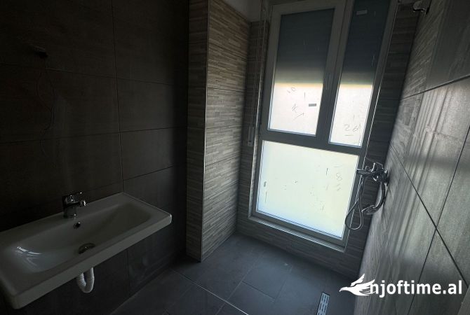 Shtepi ne shitje Apartament ne Tirane, 2+1, Mobilimi Bosh, pa mobiluar, Pagesa 174,000  Euro.