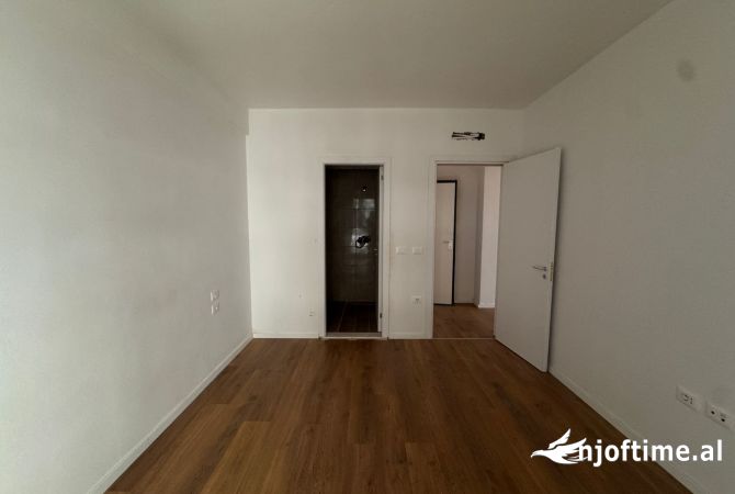 Shtepi ne shitje Apartament ne Tirane, 2+1, Mobilimi Bosh, pa mobiluar, Pagesa 170,000  Euro.