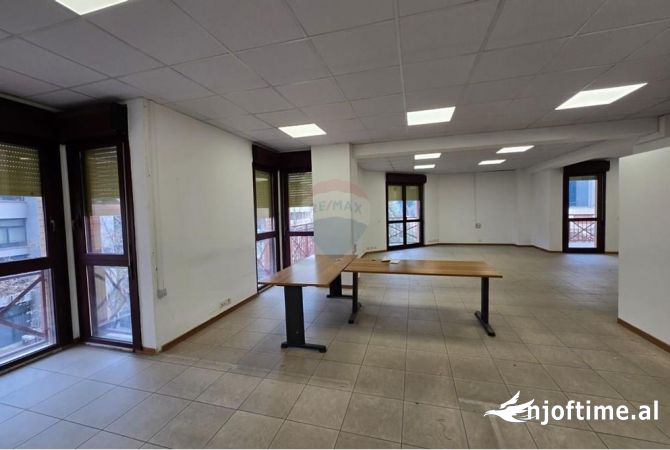 Shtepi me qera 3+1 ne Tirane - 1,800 Euro